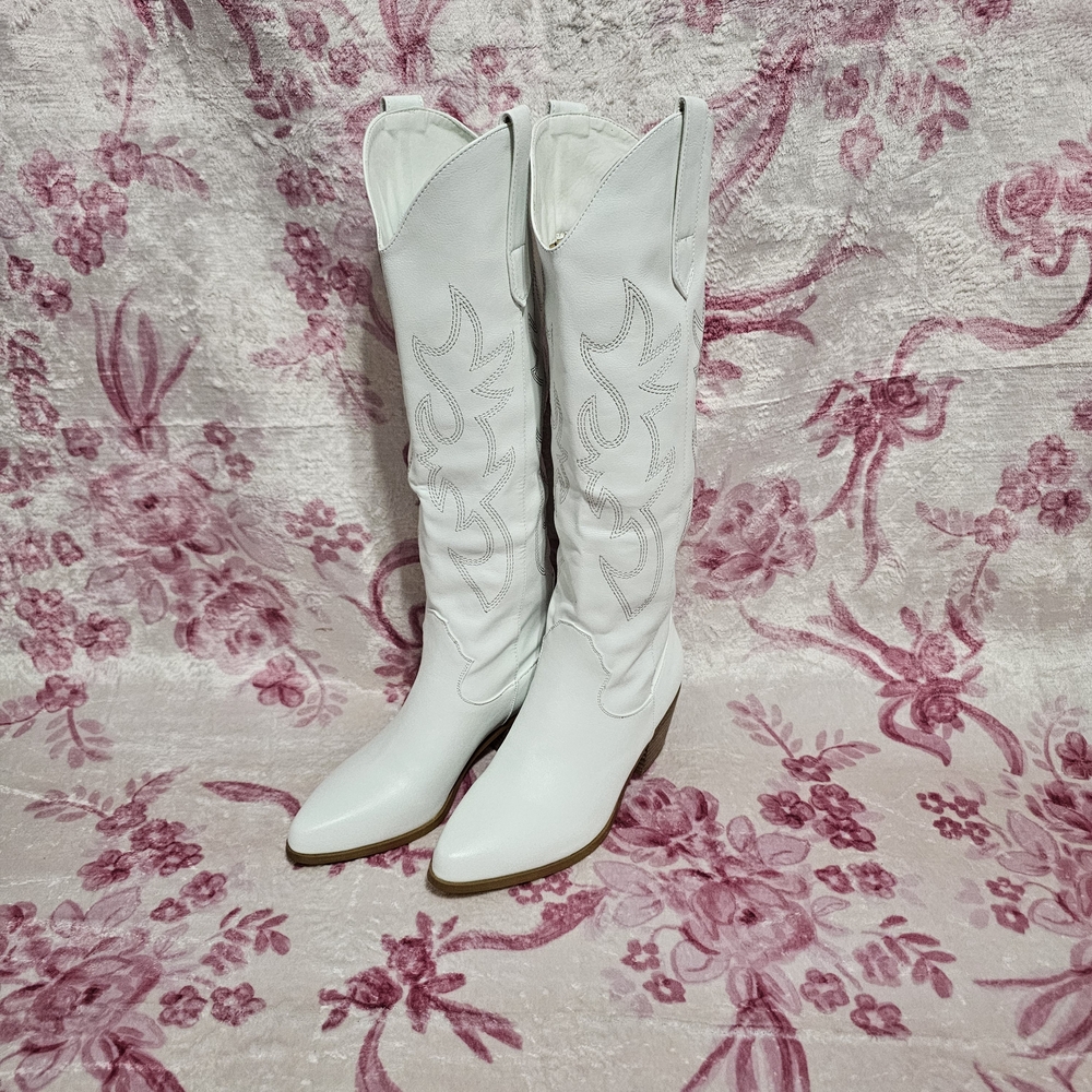 Chic‎ White Embroidered Heeled Boots